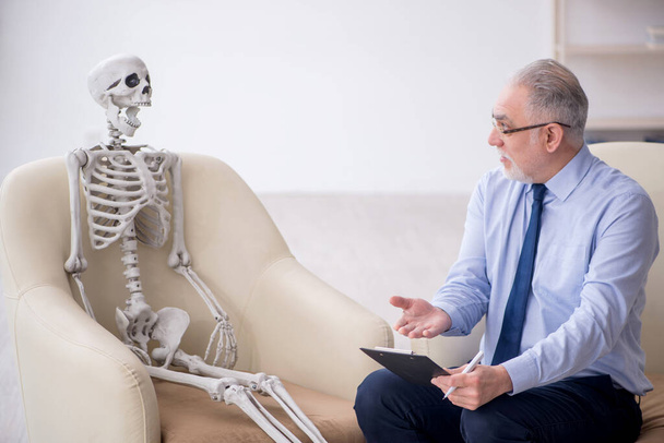 Alter Psychologe trifft auf Skelett - Foto, Bild