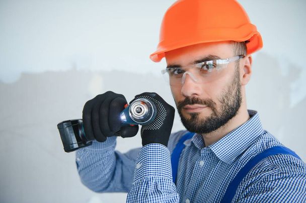 Construction worker use a drill bit. - Foto, Bild