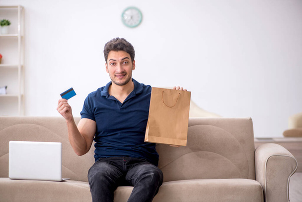 Young man ordering goods via Internet - Foto, imagen