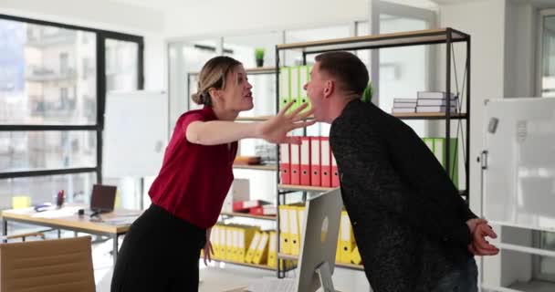 Kantoormedewerkers zweren en schreeuwen agressief tegen elkaar op het werk. Boze collega 's staan in het kantoor en argumenteren slow motion - Video