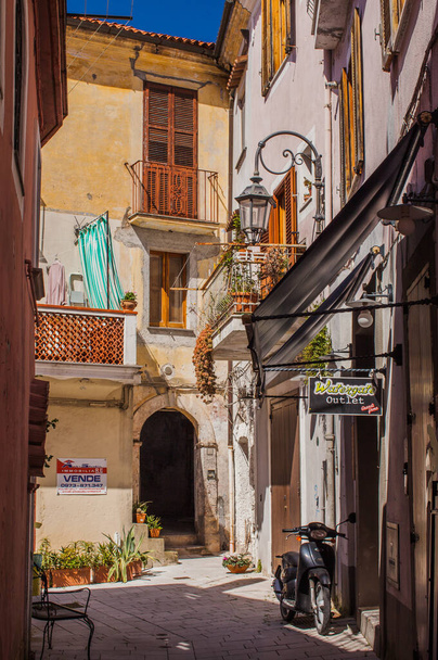 Marateaの小さな通りとパノラマビュー - 写真・画像