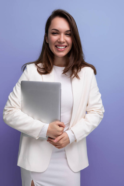 mosolygós barna üzlet nők fehér ruha gazdaság laptop szabadúszó munka. - Fotó, kép