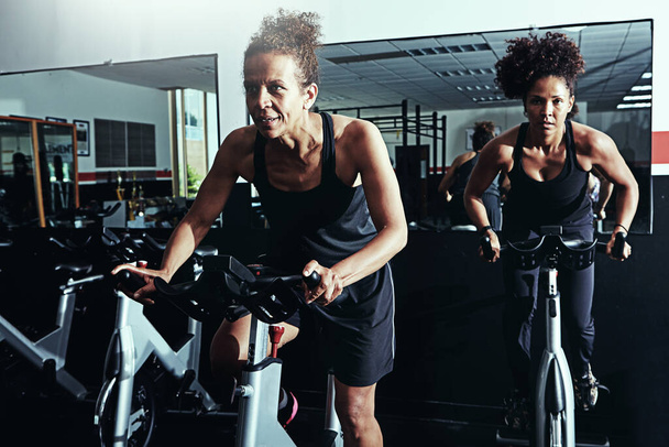 Verwandeln Sie den Schmerz in Macht. zwei Frauen trainieren in einem Fitnessstudio - Foto, Bild