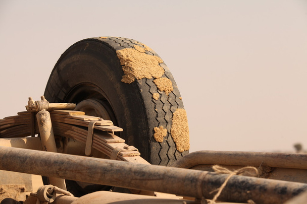 Auto-ongeluk in woestijn - Foto, afbeelding
