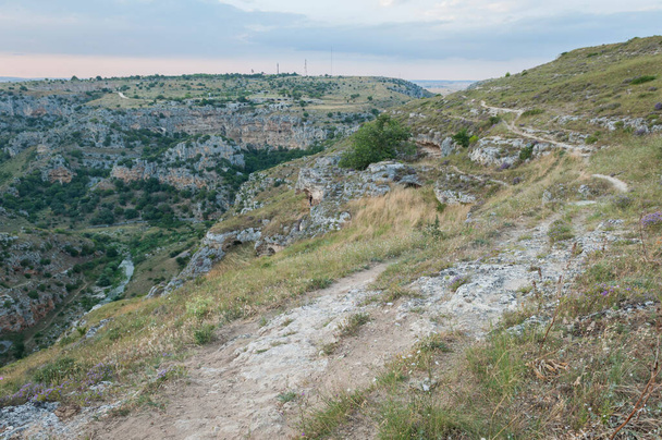 Vista pomeridiana della murgia di Matera dalle grotte - Foto, immagini