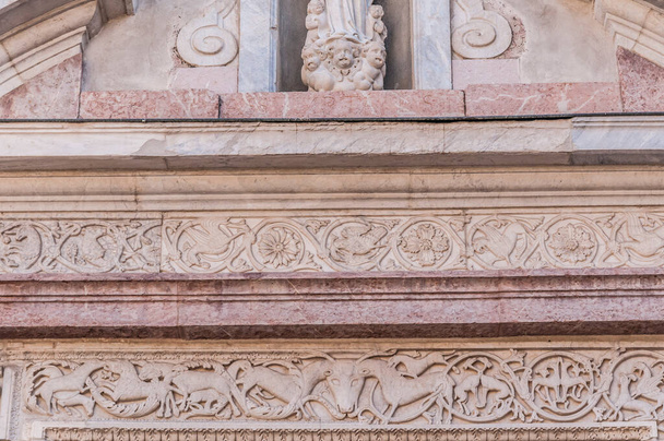 frisos y decoraciones de piedra en el centro histórico de la ciudad medieval - Foto, imagen