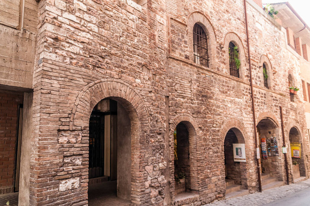 viejo centro de piedra en una ciudad en umbria italia - Foto, Imagen