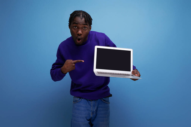 bureau spécialiste africain jeune homme brune avec dreadlocks avec ordinateur portable. - Photo, image