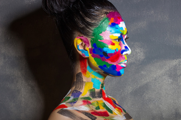 Aziatische vrouw met gezicht kunst - Foto, afbeelding