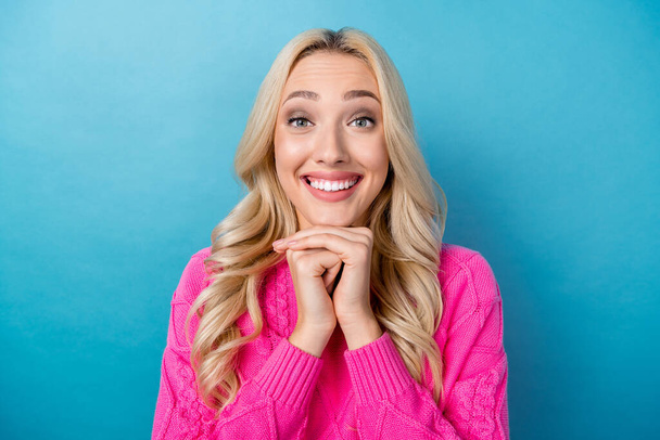 Portrait of cheerful optimistic pretty woman with curly hairstyle wear knit pullover hands under chin isolated on blue color background. - Foto, Imagen