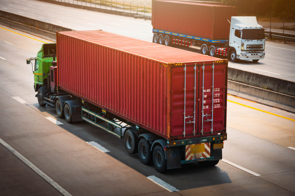Sattelschlepper fährt auf der Autobahn. Containertransporte. LKW-Transport. Lieferung. Diesel-Lastwagen. LKW Traktor. Lastkraftwagen Logistik Güterverkehr - Foto, Bild