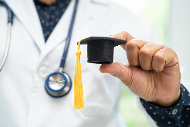 アジアの医師の研究は、病院病棟で卒業ギャップ帽子で学ぶ、賢い明るい天才教育医学の概念. - 写真・画像