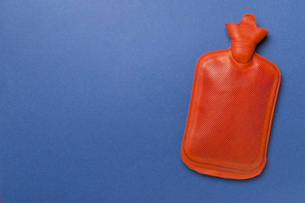 Gummi-Wasserwärmer-Tasche auf farbigem Hintergrund - Foto, Bild