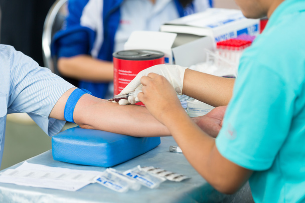 Enfermera recogiendo una sangre de un paciente
  - Foto, Imagen