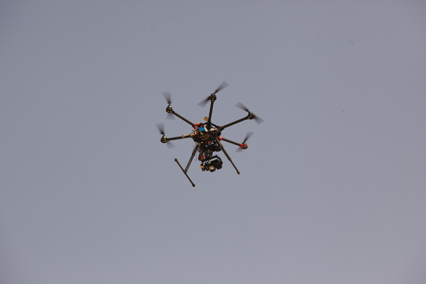 Drone aéreo no céu azul
 - Foto, Imagem