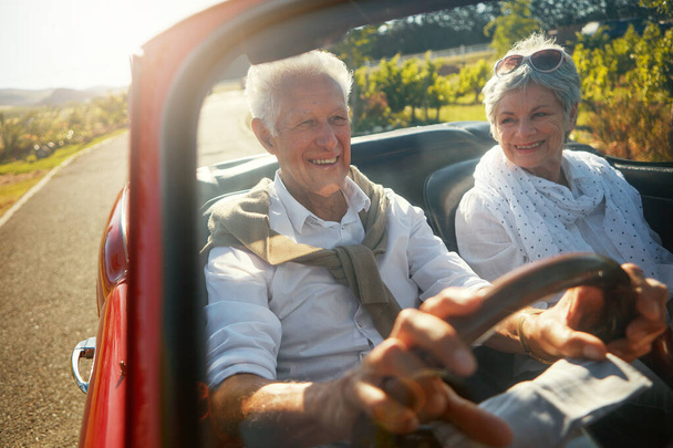 Off to a place we always wanted to go. a senior couple going on a road trip - Foto, Bild