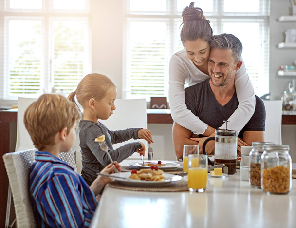Они одна счастливая семья. семья, завтракающая вместе - Фото, изображение
