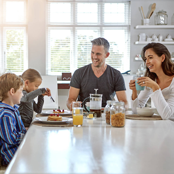 Rodzina, która je razem, zostaje razem. rodzina jedząca razem śniadanie - Zdjęcie, obraz