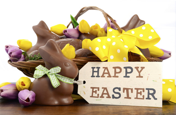 Happy Easter chocolate bunnies and eggs in hamper basket. - Photo, Image