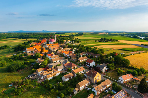 Luchtfoto over Palkonya, een dorp met één straat gelegen aan de noordoostelijke kant van het Villny gebergte, wijnland. Beroemd over meestal kleine en middelgrote familie wijnhuizen. - Foto, afbeelding