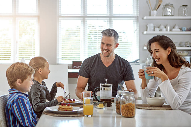 Nunca é um momento chato quando estão juntos. uma família tomando café da manhã juntos - Foto, Imagem