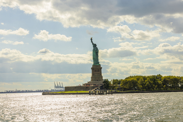 Schöne Ansicht der Freiheitsstatue auf der Freiheitsinsel in New York im Hudson River Delta. - Foto, Bild