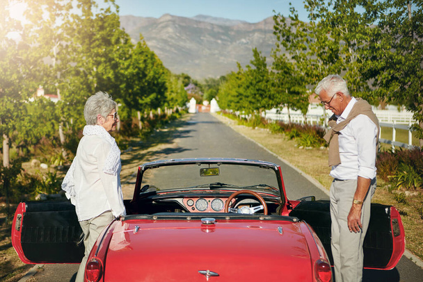 Im Ruhestand haben wir genug zu tun. Seniorenpaar auf Roadtrip - Foto, Bild