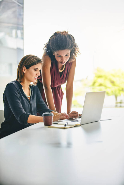 Erfolg ist ein stetiger Aufstieg, der harte Arbeit erfordert. zwei Geschäftsfrauen arbeiten zusammen an einem Laptop in einem Büro - Foto, Bild