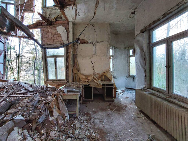 Разрушенные беседка и офис в частично разрушенном здании. - Фото, изображение