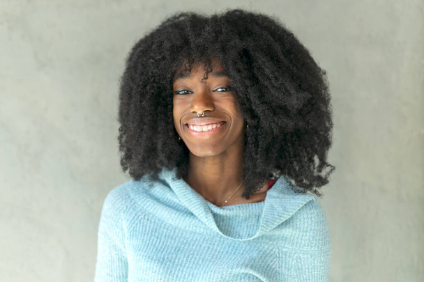 muotokuva onnellinen nuori musta nainen nauraa seinää vasten - Valokuva, kuva
