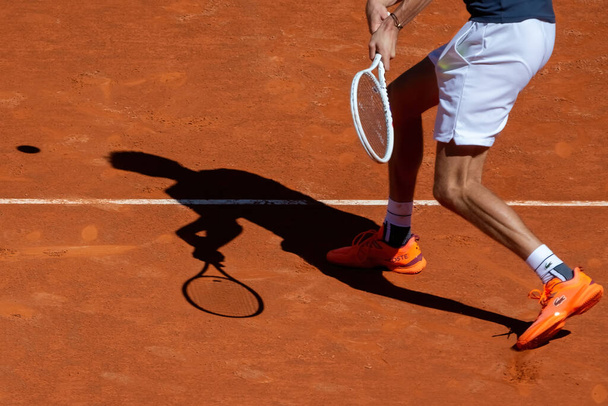 Madrid, Spanje- 1 mei 2023: Tenniswedstrijd tussen Alexander Shevchenko en Daniil Medvedev. Tennissen voor mannen. Overwinning van wereld nummer 3, Daniil Medvedev. - Foto, afbeelding