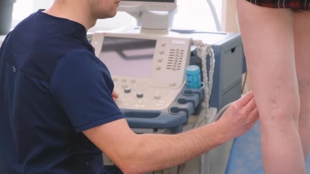Laskimolääkäri tai verisuonikirurgi suorittaa potilaiden laskimoiden ultraäänitutkimuksen. Suonikohjujen ehkäisy, tromboosi. - Materiaali, video