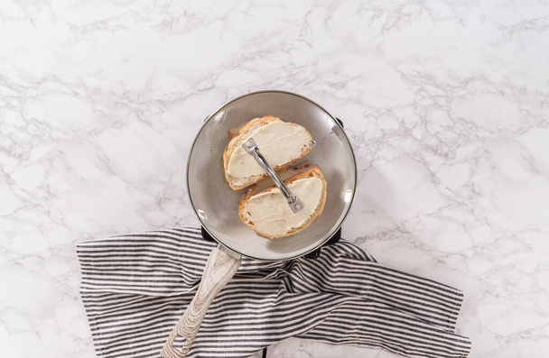 Flat lay. Prepare provolone and apple grilled cheese sandwich on a nonstick frying pan. - Foto, afbeelding