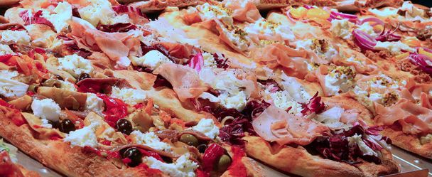 Comida italiana chamada Roman Pinsa como uma pizza à venda no restaurante - Foto, Imagem