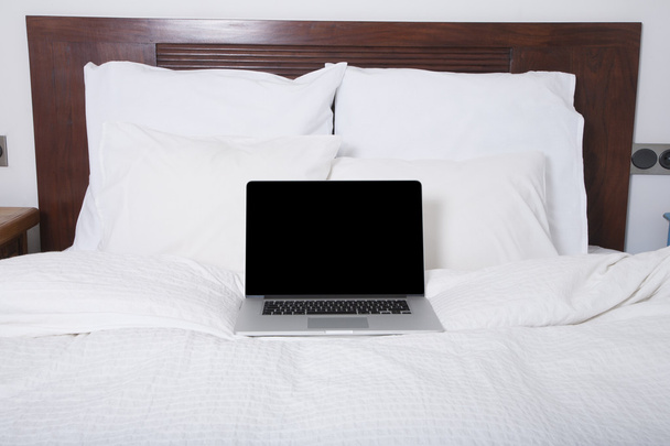 pusty ekran laptopa na łóżku - Zdjęcie, obraz