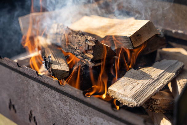 Grill mit flammendem Brennholz - Foto, Bild