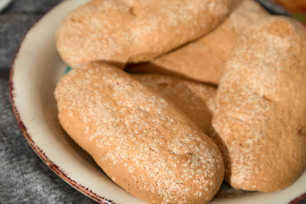 Détail de quelques biscuits artisanaux typiques des îles Canaries (Espagne) sur une assiette - Photo, image