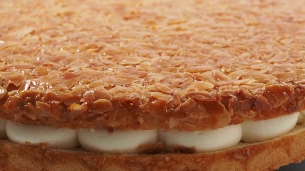 Bienenstichkuchen, leichter Kuchen mit Sahnefüllung, mit knusprigen Mandeln - Filmmaterial, Video