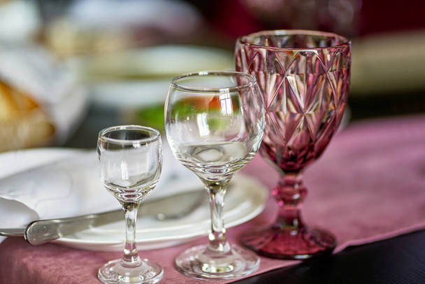 Az asztal felszolgálása poharakkal különböző italokhoz. - Fotó, kép