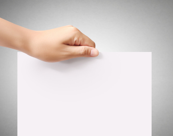 κρατώντας το λευκό κενό χαρτί Α4 - Φωτογραφία, εικόνα