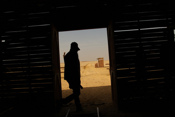 Σιλουέτα του ανθρώπου στην έρημο - Φωτογραφία, εικόνα
