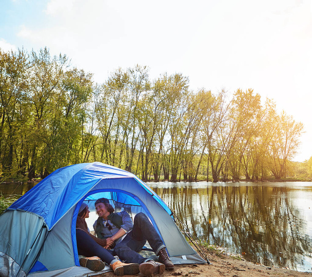 Crea un po 'di romanticismo in campeggio nella tua vita. una giovane coppia avventurosa nel loro campeggio - Foto, immagini