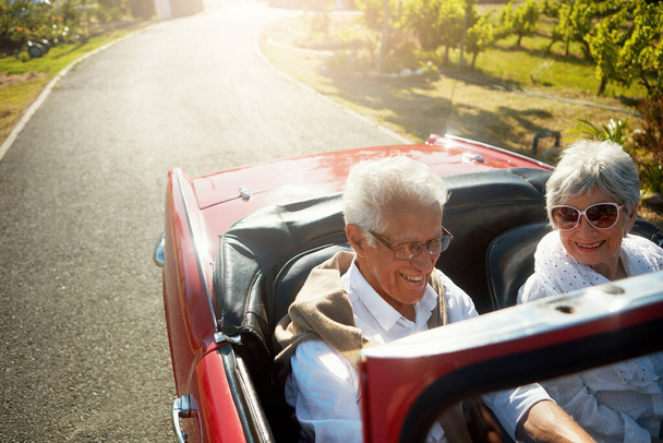Hacemos lo que queremos, cuando queremos. una pareja de ancianos en un viaje por carretera - Foto, imagen