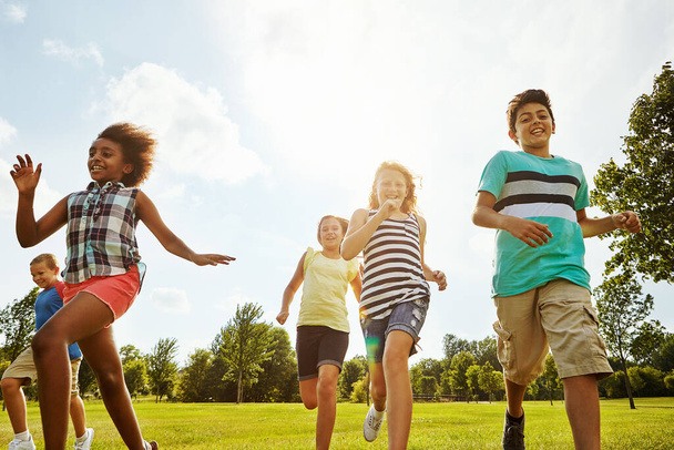 Amigos divirtiéndose sin fin. un grupo de niños diversos y felices jugando juntos afuera - Foto, Imagen