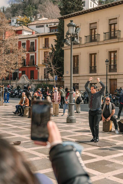 A vertical shot of people enjoying a street dance performance in Granada, Spain - Fotoğraf, Görsel