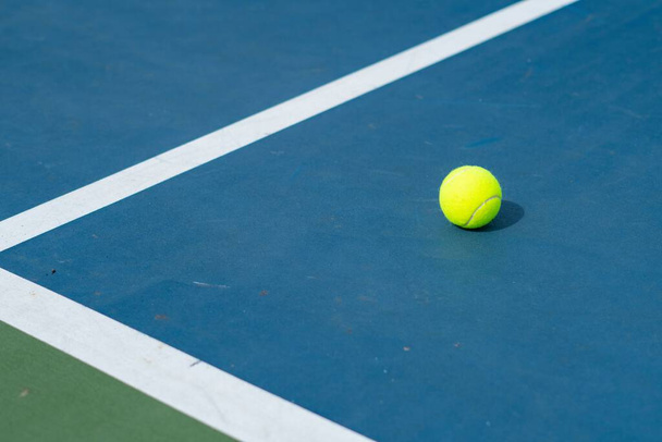A closeup shot of a tennis ball in the court - Zdjęcie, obraz
