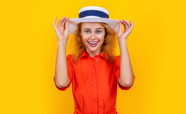 glad retro stylish woman at summer in studio. retro stylish woman at summer on background. photo of retro stylish woman at summer. retro stylish woman at summer isolated on yellow. - Fotoğraf, Görsel