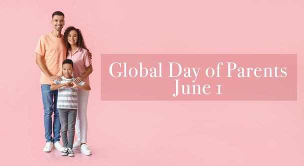 Familia interracial feliz sobre fondo rosa. Día Mundial de los Padres - Foto, Imagen