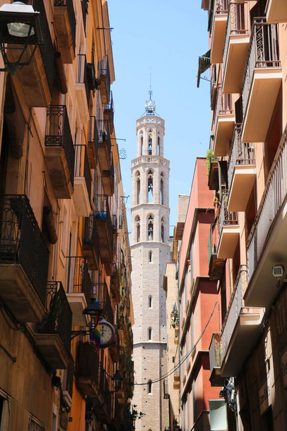 A vertical view of the high white cathedral Santa Maria del Mar in the gothic quarter of Barcelona - Foto, imagen