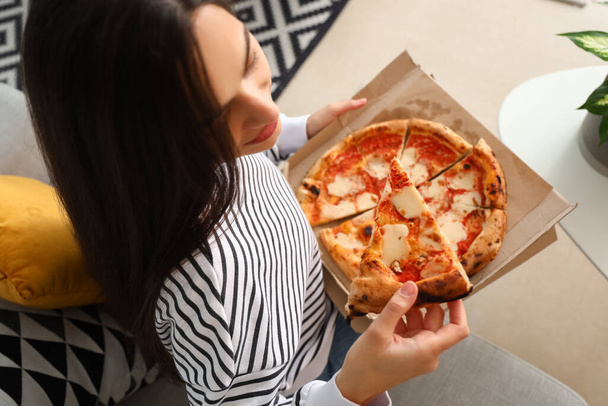 Fiatal nő doboz finom pizza otthon, közelkép - Fotó, kép